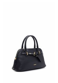 Bolso de mano de cuero negro texturizado con asas dobles, detalles en hebilla y cremallera doradas, y pequeño logo dorado en el frente.