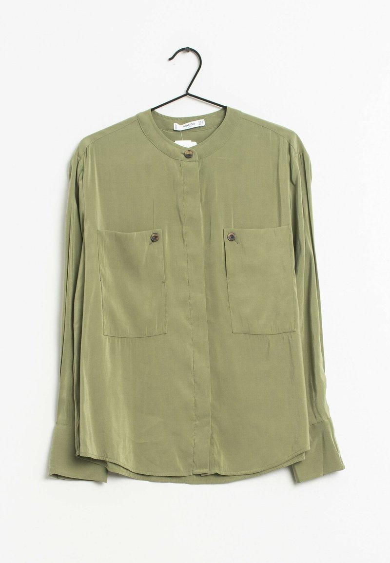 Chemise à manches longues vert olive en tissu lisse, avec un col rond, deux poches poitrine à rabat avec boutons, et un ourlet incurvé.