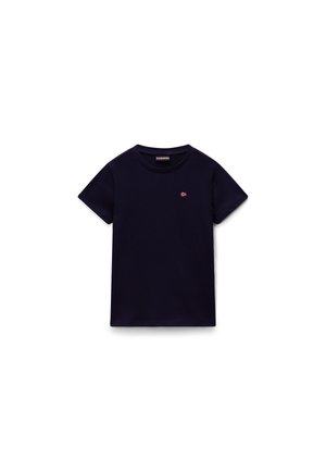 Camiseta de algodón azul marino con cuello redondo, mangas cortas y un pequeño logo bordado en el pecho. Textura suave.
