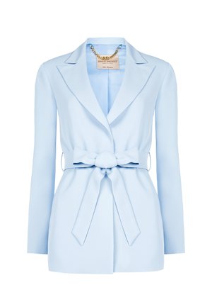 Blazer azzurro chiaro sartoriale con maniche lunghe, ampi risvolti e cintura in tessuto abbinato annodata a fiocco in vita.