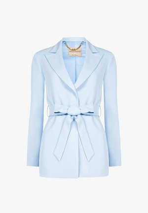 Blazer azzurro chiaro sartoriale con maniche lunghe, ampi risvolti e cintura in tessuto abbinato annodata a fiocco in vita.