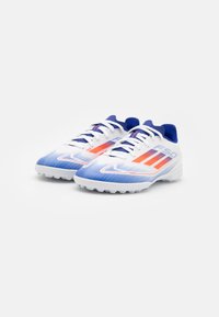 adidas Performance F50 LEAGUE TF J - Botines de fútbol para césped - footwear white/solar red/lucid blue