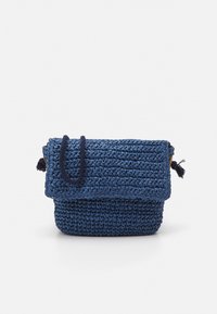 Borsa a spalla in crochet blu scuro, caratterizzata da una finitura testurizzata, chiusura a pattina e cordoncini decorativi ai lati.