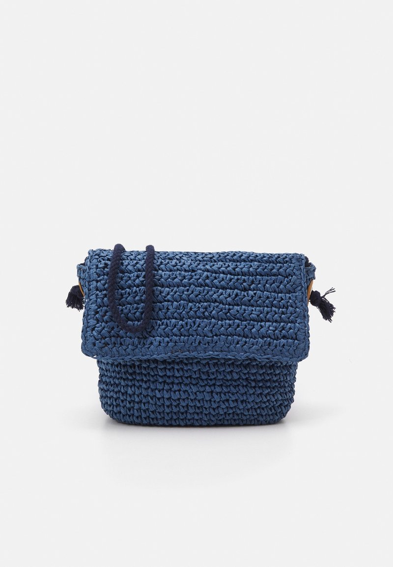 Borsa a spalla in crochet blu scuro, caratterizzata da una finitura testurizzata, chiusura a pattina e cordoncini decorativi ai lati.