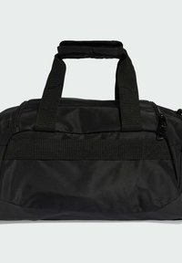 Bolsa de lona negra con tela gruesa, asas acolchadas y una correa frontal de cintas. Cuenta con cierre de cremallera y una base resistente.