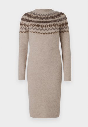 Strickkleid in Beige mit langen Ärmeln und rundem Ausschnitt. Dekoriert mit einem geometrischen Muster in dunkleren Brauntönen an den Schultern.