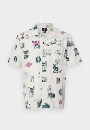 Chemise à manches courtes de couleur beige clair avec des imprimés graphiques multicolores présentant divers icônes, motifs et designs ; coupe décontractée et col boutonné.