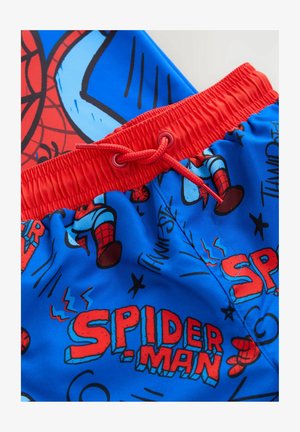Modré plávacie šortky s červeným elastickým pásom a šnúrkou na stiahnutie. Obsahujú grafiku Spider-Mana a text v červenej a čiernej farbe na modrom pozadí.
