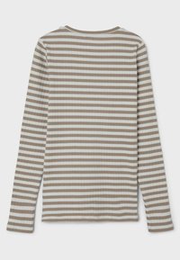 T-shirt à manches longues avec une texture côtelée, présentant des rayures horizontales beiges et blanches alternées et un col rond.