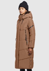 Brauner Puffer-Mantel mit einem langen, schlanken Design, Reißverschlusstaschen, verstellbare Kapuze und einer strukturierten Oberfläche. Schwarze Akzente an den Reißverschlüssen.