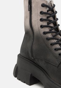 Steve Madden TANKER-M - Botines con cordones - grey/black