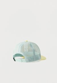 Καπέλο μπέιζμπολ ανοιχτού κίτρινου χρώματος με μπροστινό μέρος και γείσο, πίσω μέρος από ανοιχτό μπλε δίχτυ και ρυθμιζόμενο κλείσιμο με κουμπωτό κούμπωμα, τοποθετημένο σε λευκή επιφάνεια.