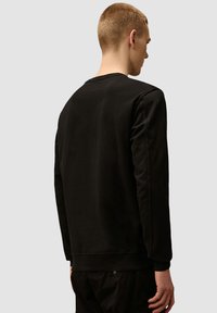 Zwarte sweatshirt met een ronde hals, ribgebreide manchetten en een textuur op de rug met stikdetails. Gemaakt van zachte, comfortabele stof.