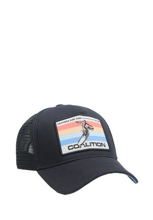 Czarna czapka trucker z wyściełanym przodem, zdobiona kolorową grafiką przedstawiającą surferską postać oraz tekstem. Siatkowy tylny panel, zakrzywiony daszek i regulowany pasek.