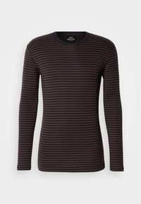 Dug dugih rukava smešano smeđe i crne horizontalne pruge, majica s crewneck izrezom i prilagođenim krojem, jednostavna pozadina, oznaka Mads Nørgaard unutar ovratnika.