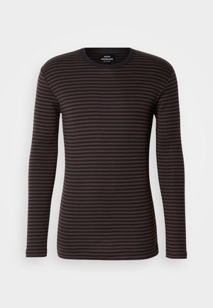 Camisa de gola redonda de mangas longas, com riscas horizontais castanhas e pretas, de corte ajustado, fundo simples, etiqueta Mads Nørgaard na parte interna da gola.