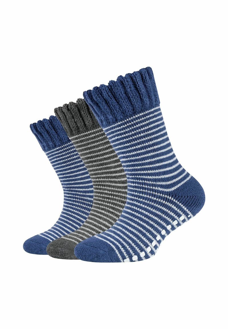 Tre paia di calzini a righe: uno grigio scuro, uno blu con righe bianche e uno blu con un ampio bordo a coste, caratterizzati da diverse trame e materiali.