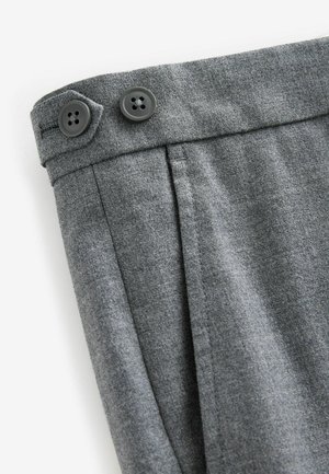 Grijze broek van zacht materiaal, met twee zwarte knopen in de taille en subtiele plooien voor extra structuur.