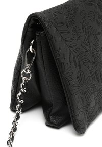 Borsa a pochette nera in pelle con motivi floreali in rilievo, hardware in argento e tracolla a catena. Design compatto con una finitura testurizzata.