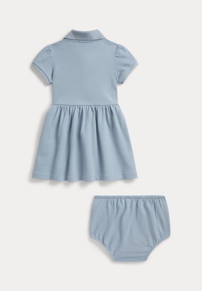 Φωτεινό γαλάζιο κοντομάνικο φόρεμα μωρού με γιακά και φούστα με πτυχή, συνδυασμένο με καλυπτήριο πάνας με ελαστική μέση στο ίδιο χρώμα.