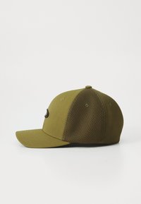 Oliven grønn baseballcaps med solide frontpaneler og mesh bakpaneler, med en liten svart logo på venstre forhånd.