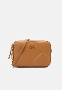 Calvin Klein - RE LOCK QUILT CAMERA BAG - Axelremsväska - brown sugar Miniatyrbild 1