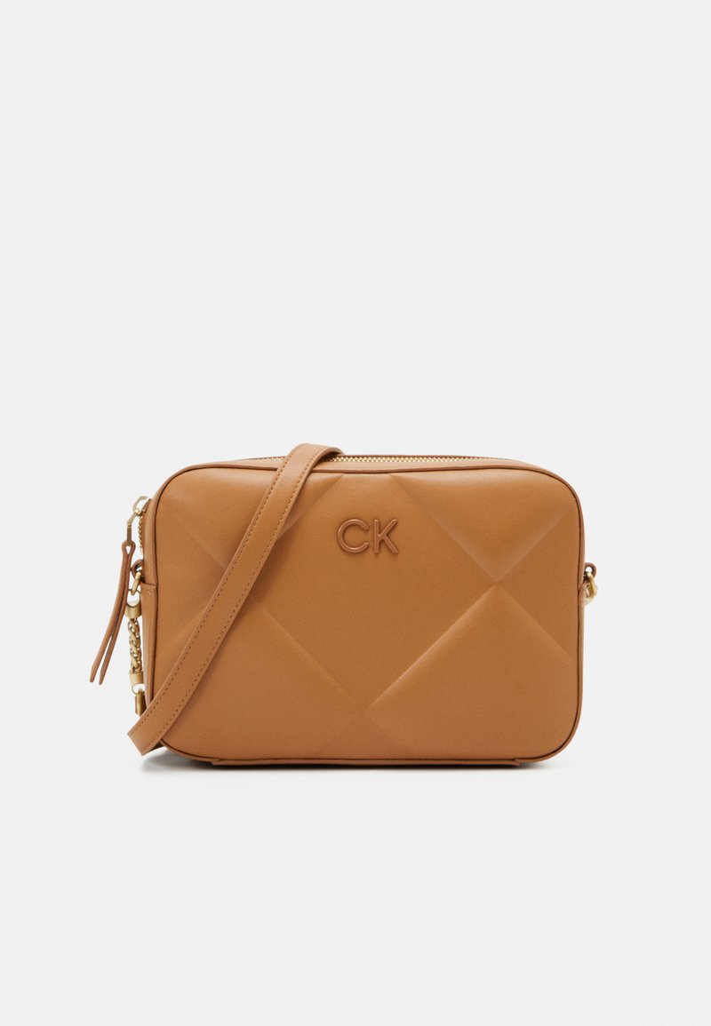 Calvin Klein - RE LOCK QUILT CAMERA BAG - Axelremsväska - brown sugar, Förstora