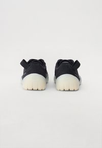 Mustad nahast sneakerid paksu kummist kreemivärvi tallaga. Tagaküljel on tõmbeplekk ja külgedel tekstuuriline detail.