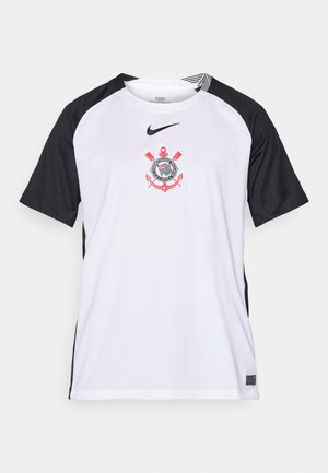 Camisa blanca de manga corta con mangas negras, que presenta un logo central con acentos rojos. Hecha de un tejido transpirable, ideal para el deporte.