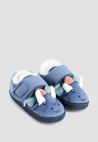 Blå barnslippers med dinosaurieansikten, mjuka vita horn, gröna och rosa öron, och plyschinredning i vitt.