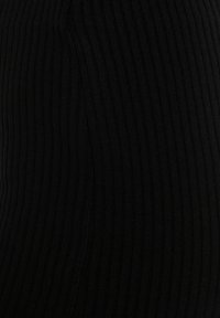 Zwart ribbelgebreid stof close-up, met verticale strepen en een gestructureerd oppervlak zonder zichtbare patronen of accenten.