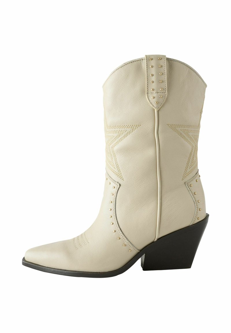 Botină cowboy din piele crem cu vârf ascuțit, cusături decorative în formă de stea, ținte aurii pe laturi și toc gros negru.