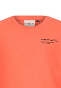 T-shirt arancione corallo con collo a giro, con testo nero che recita "ESSENTIAL Pieces IT STARTS WITH YOU RETOUR DNM" sul davanti.