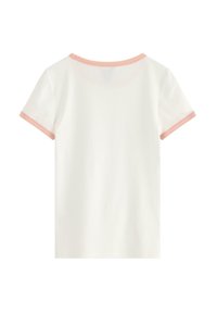 Hvid kortærmet T-shirt med lyserøde kanter på kraven og ærmekanter, vist fladt på en hvid baggrund.