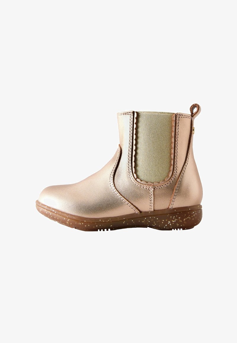 Bottines pour enfants en rose gold avec panneau latéral élastique, bord ondulé, tirette et semelle brun tachetée.