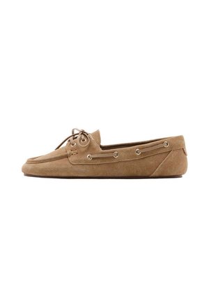 Chaussure de conduite pour homme en daim marron clair avec bout moc toe, fermeture à lacets à l'avant et détails de lacets sur le côté, vue de profil sur fond blanc.