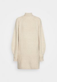 Robe pull beige en tricot avec col montant, texture côtelée et manches longues bouffantes, présentant une coupe droite et une longueur jusqu'aux genoux.