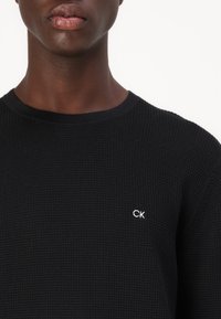Calvin Klein WAFFLE STRUCTURE - Maglione - black