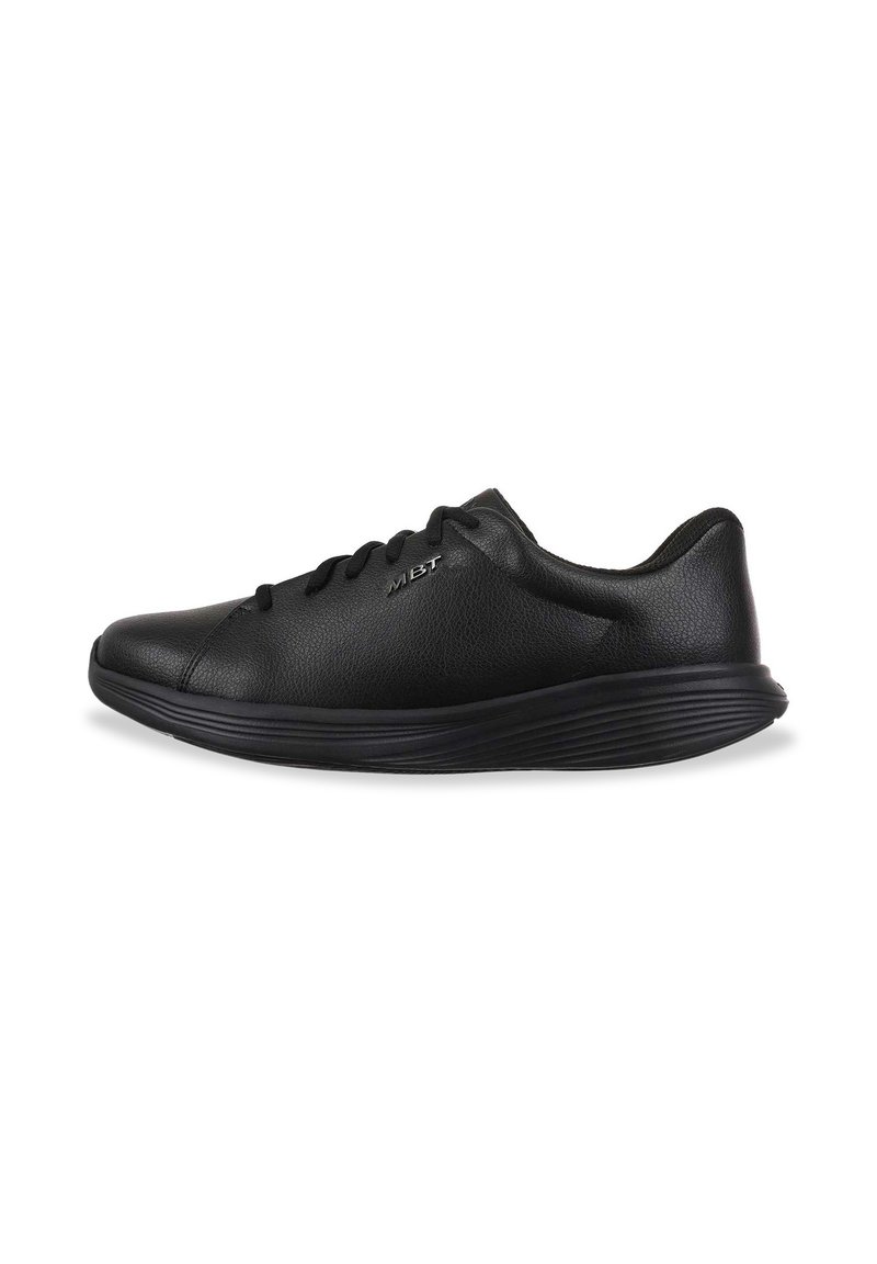 Scarpe sportive nere con tomaia in pelle liscia, suola curva e chiusura con lacci piatti; presenta un logo discreto sul lato.