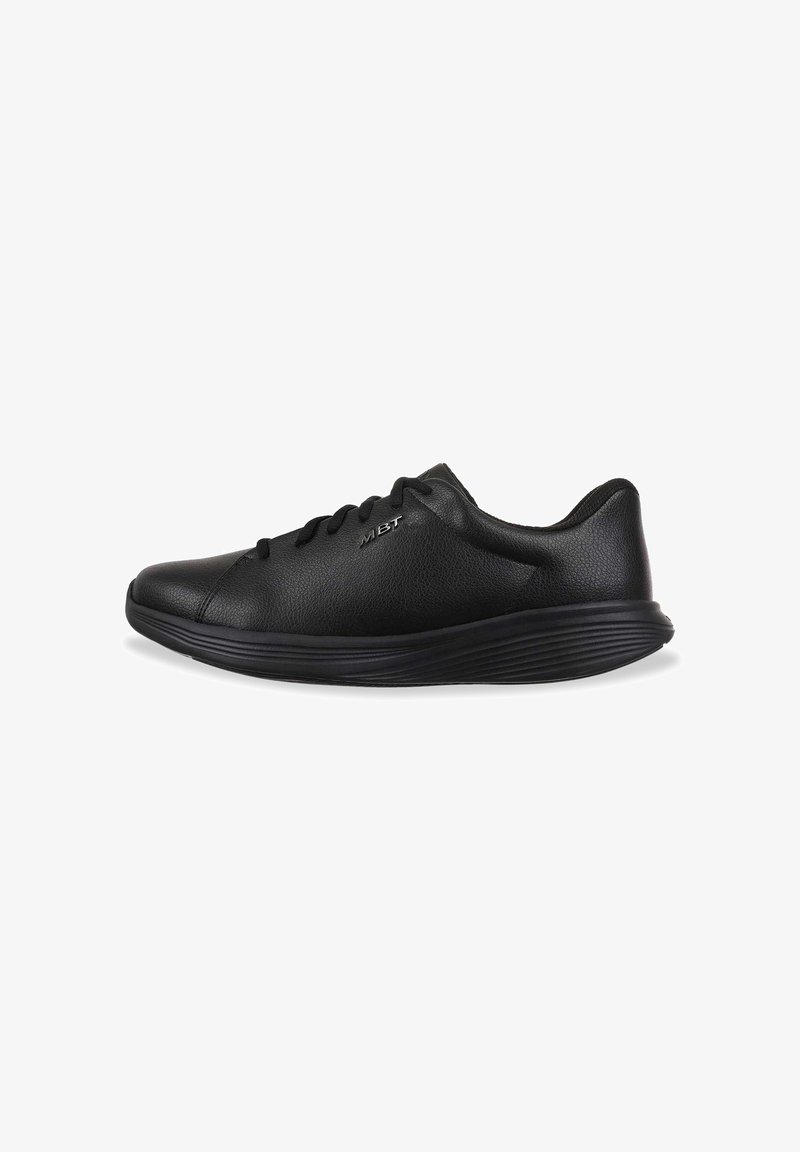 Scarpe sportive nere con tomaia in pelle liscia, suola curva e chiusura con lacci piatti; presenta un logo discreto sul lato.