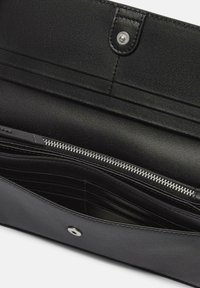 Czarna skórzana portmonetka o teksturowanym wykończeniu, ze srebrnymi akcentami, wieloma slotami na karty oraz zamykaną kieszenią dla bezpiecznego przechowywania.