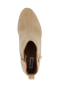Bottine en suede beige avec un bout pointu, fermeture éclair sur le côté et une languette au talon ; texture lisse et design minimaliste.