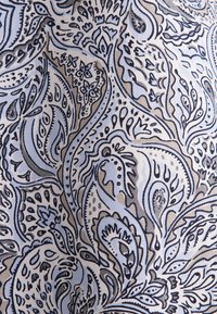 Lekka tkanina w niebiesko-beżowy wzór paisley z misternymi spiralami, motywami kwiatowymi i szczegółową linią. Gładka faktura.