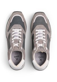 Sneakers in suede e rete grigi, con lacci bianchi, linguetta imbottita e suole in gomma nera. Presentano un design a strati e un logo sulla soletta.