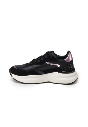 Sneaker sportivo nero realizzato in pelle e suede, con suola chunky bianca, dettagli metallici rosa e un tacco testurizzato nero.