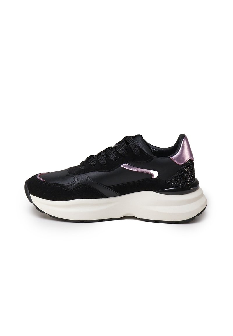 Baskets de sport noires en cuir et daim, avec une semelle épaisse blanche, des accents métalliques roses et un détail de talon noir texturé.
