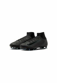 Scarpe da calcio nere con una parte superiore testurizzata, collo basso e dettagli in tono. Presentano una suola con tacchetti multipli per offrire trazione su superfici erbose.