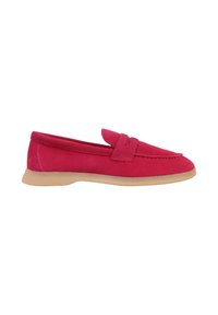 Mocassin en daim rouge avec une semelle en caoutchouc beige et un détail de bride cousue sur le dessus.
