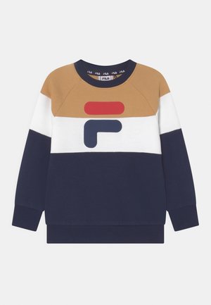 Sweat-shirt à col rond en beige, blanc et bleu marine avec un logo FILA rouge et bleu marine centré sur la poitrine.