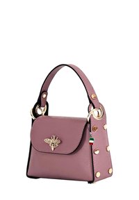 Petit sac à main en cuir rose avec un rabat, un emblème doré en forme d'abeille et des accents en métal doré. Il dispose d'une poignée robuste et de côtés cloutés.